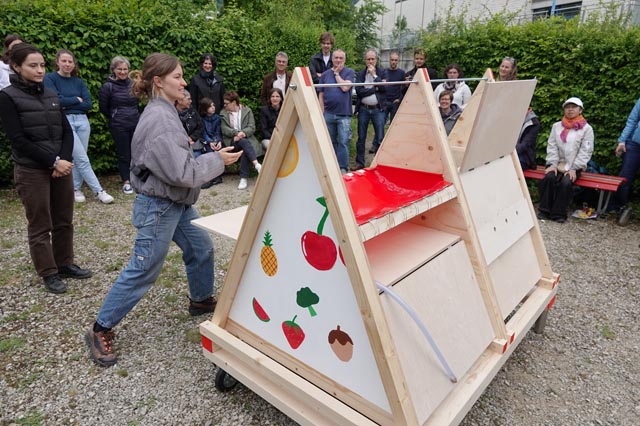 Delia Matthys erklärte die Funktionsweise der Klimaküche. Foto: Peter Schütz
