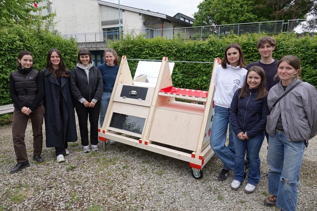 Die Architekturstudierenden mit der von ihnen entwickelten Klimaküche in Frick. Foto: Peter Schütz
