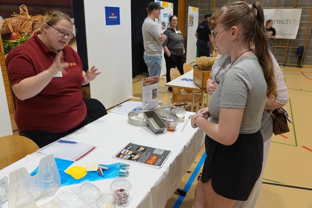 Im Dialog: Kompetente Beratung an einem Stand. Foto: Peter Schütz