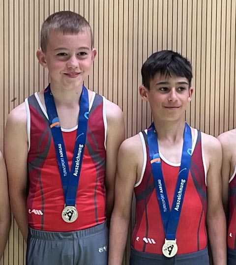 Kantonale Auszeichnung für die Sulzer Turner Nicolas Steinacher (links) und Benjamin Balint. Foto: zVg