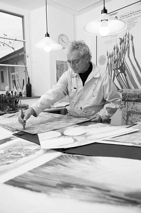 Der Künstler Viktor Hottinger in seinem Atelier. Foto: zVg