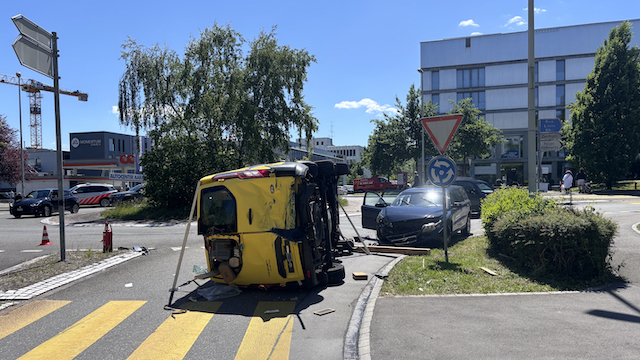 Aarau: Volvo schleudert Ford auf Seite