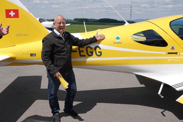 Gemeindeammann René Heiz freute sich, dass eines der neuen Flugzeuge auf den Namen Schupfart getauft wurde. Foto: Peter Schütz