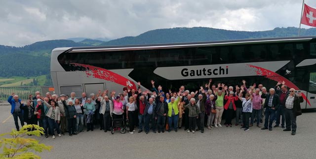 70 fröhliche Schupfarterinnen und Schupfarter auf dem Passwang. Foto: Doris Müller