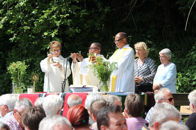 Messfeier im Zwanghau, Sulzerberg mit Helena Boutellier, Pater Solomon, Kaplan Isidore, Pia Müller und Jakobine Rheinegger (von links). Foto: Dieter Deiss