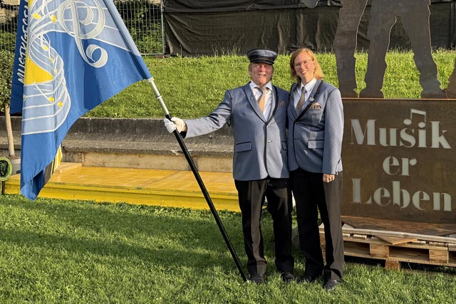 Die zur kantonalen Veteranin gekürte Eveline Guarda, flankiert von Fähnrich Josef Manhartsberger. Foto: Urs Kägi