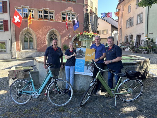 Eröffnung des slowUp ist heuer in der schmucken Laufenburger Altstadt. Von Links: slowUp-Geschäftsführer Christian Schweizer, Vorstandsmitglied Sabrina Michel, Stadtammann Herbert Weiss und Vereinspräsident Franz Ruckli. Foto: Sonja Fasler  