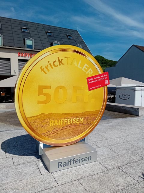 frickTALER vor der Raiffeisenbank in Frick. Foto: zVg