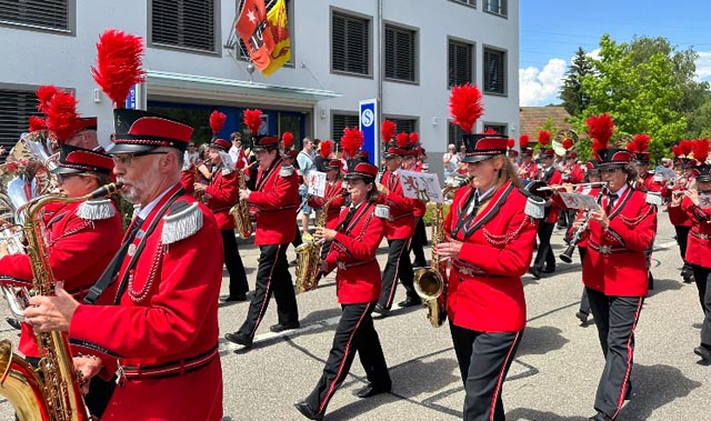 Die erfolgreiche Stadtmusik Laufenburg auf der Paradestrecke. Foto: zVg
