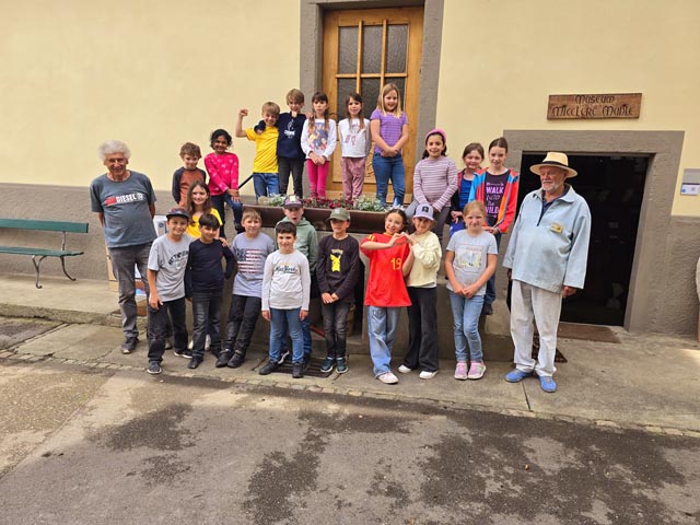 Kinder backen eigenes Brot – Erstkommunionausflug Pastoralraum Laufenburg zum Museum «Mittlere Mühle»