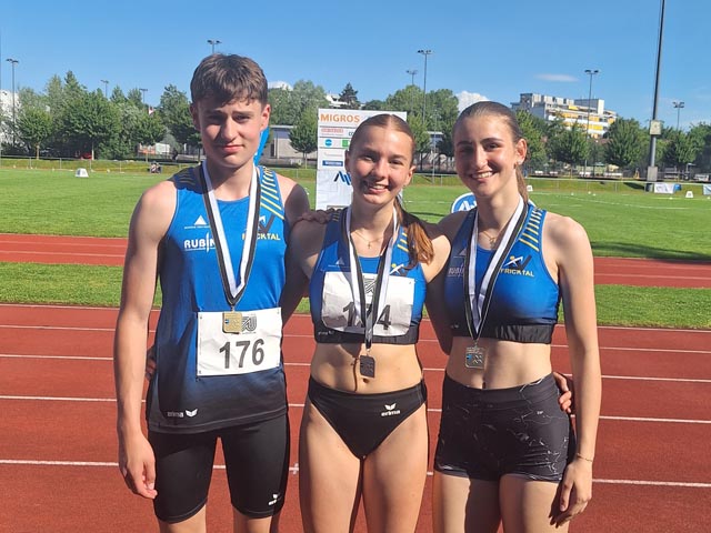 Holten Medaillen ins Fricktal: Niclas Schmid, Leonie Hoenke, Sofija Gajic (von links). Foto: Stefan Hoenke