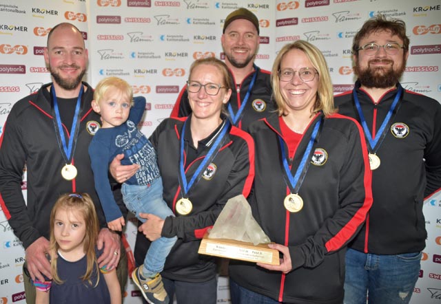 Favoritensieg im Feld A durch die SG Aarau mit (von links) Raphael und Bettina Bereuter mit ihren Kindern Elina und Robin, Stefan Bereuter, Michèle Maurer und Andrea Rossi. Foto: wr