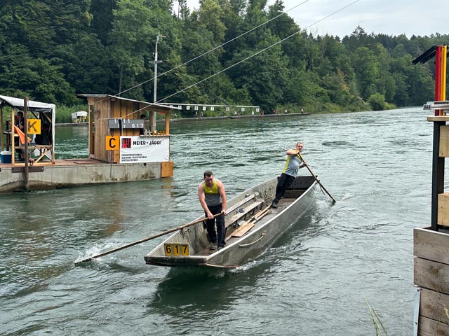 Ein Schwaderlocher Fahrerpaar bei der Landung am Ufer. Foto: zVg