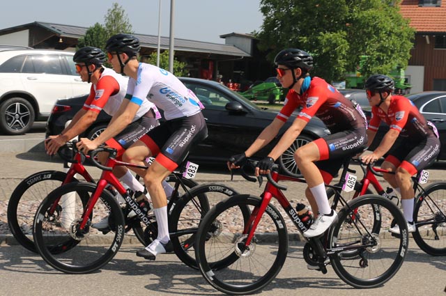 Schleuniger inmitten seiner Teamkollegen des PSP International-Superior Cycling. Foto: zVg