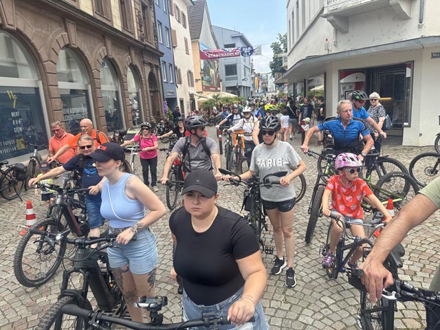 In der Altstadt von Bad Säckingen wurde es eng. Foto: Sonja Fasler