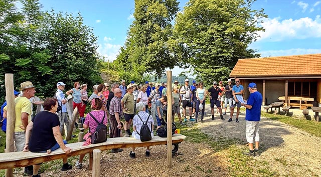 Interessante Ausführungen an der Bannwanderung in Kaisten. Foto: zVg