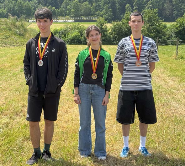 Johanna Meili, Bezirksjungschützenkönigin, und die zweit- und drittplatzierten Lorenzo Milone und Lukas Burger. Foto: zVg