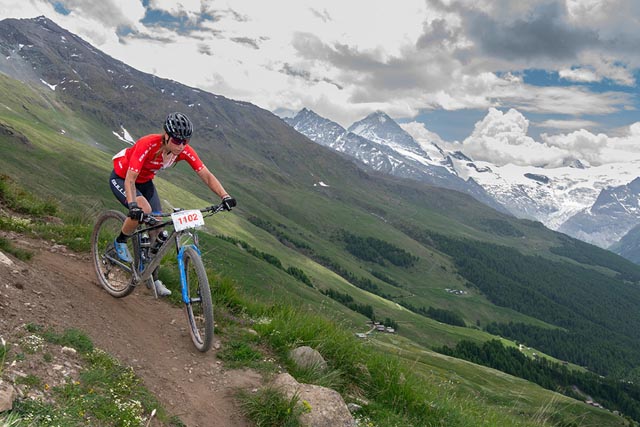 Anspruchsvolle Zwischenabfahrt im Val d`Hérens. Foto: zVg