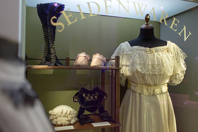 Seidenwaren in der Ausstellung «Seidenband. Kapital, Kunst & Krise» im Museum.BL. Foto: Georgios Kefalas ©Museum.BL