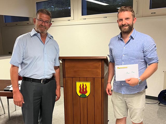 Gemeindeamann Alex Meyer dankt dem ausscheidenden Stimmenzähler Alex Frei. Foto: zVg