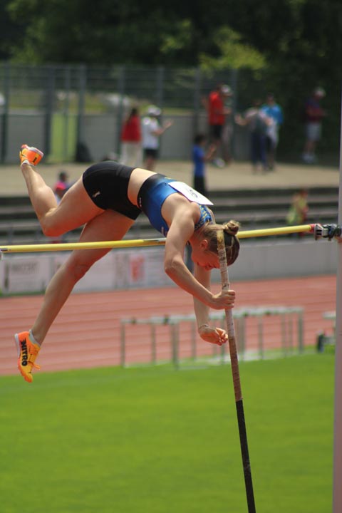 Akrobatisch in der Luft: Romy Burkhard. Foto: Stefan Hoenke