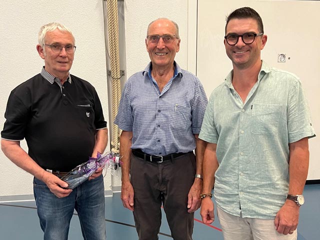 Mit Dank verabschiedet (von links): die Ortsbürgerkommissionsmitglieder Hansjörg Sacher und Guido Sacher zusammen mit Gemeinderat Daniel Binkert. Foto: zVg