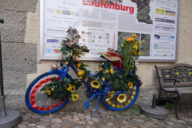 Ein farbiges Velo mit Kaffeehaus und Vögeln auf dem Lenker eingangs der Fischergasse. Foto: Peter Schütz