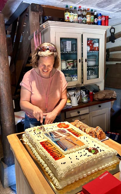 Stéphanie Delz beim Anschneiden der Jubiläumstorte. Foto: Iva Fromm