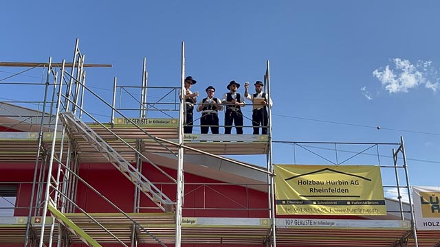 Die Zimmerleute hielten den traditionellen Richtspruch. Foto: zVg