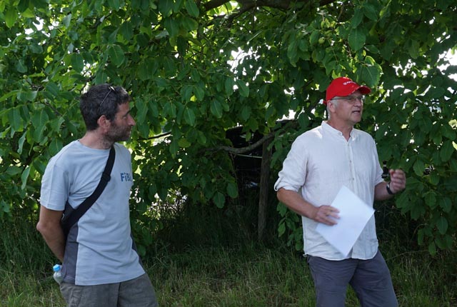 Hans-Martin Krause und Jochen Mayer (r.) am Medienanlass Ende Juni auf der Versuchsanlage in Therwil. Foto: jin