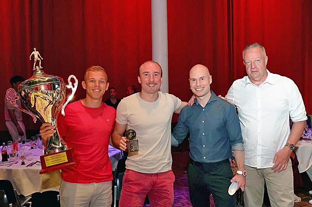 Benjamin und Manuel Guarda durften die Auszeichnung «Verein des Jahres» vom Moderator Jeff Baltermia und Präsident Daniel Schaub entgegennehmen. Foto: zVg