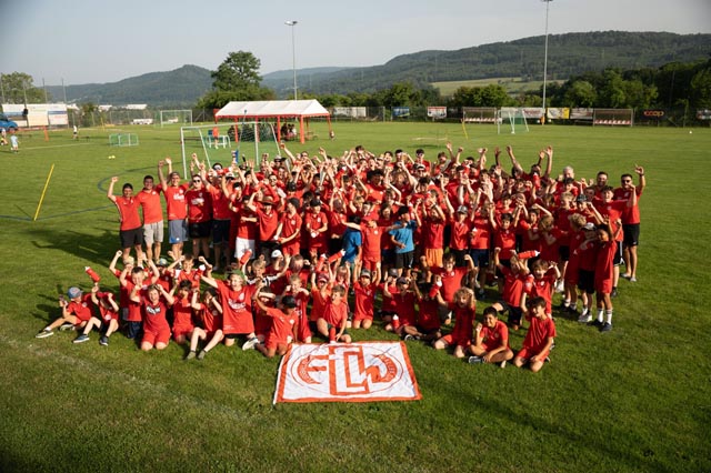 Ein wichtiger Grundstein des Wallbacher Erfolgs: Der Zusammenhalt von Jung bis Alt funktioniert auf und neben dem Feld. Foto: zVg