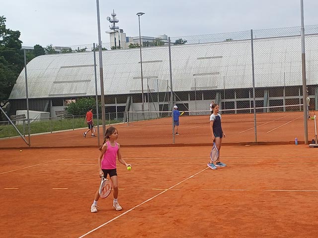 Wie richtige Champions: Beim FerienSpass vergnügen sich die Kinder spielerisch beim Tennis. Foto: Pia Spuhler