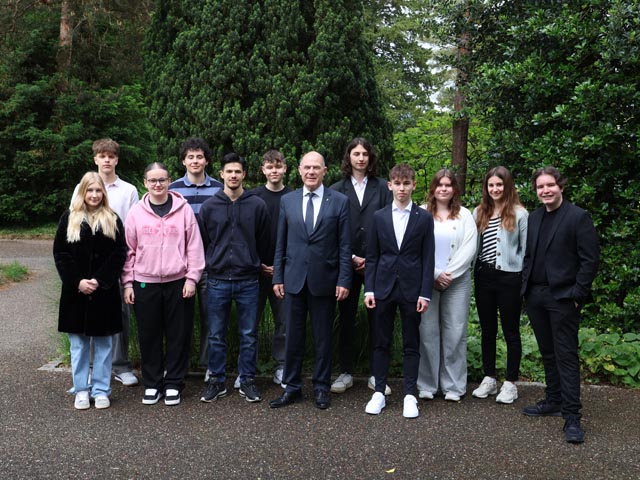 FKD-Lernende Abschlussfeier KV am 26. Juni mit Regierungsrat Anton Lauber (Bildmitte). Foto: zVg