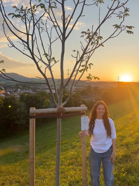 Stolz auf ihren Lehrlingsbaum: Blerta Fejzula. Foto: zVg