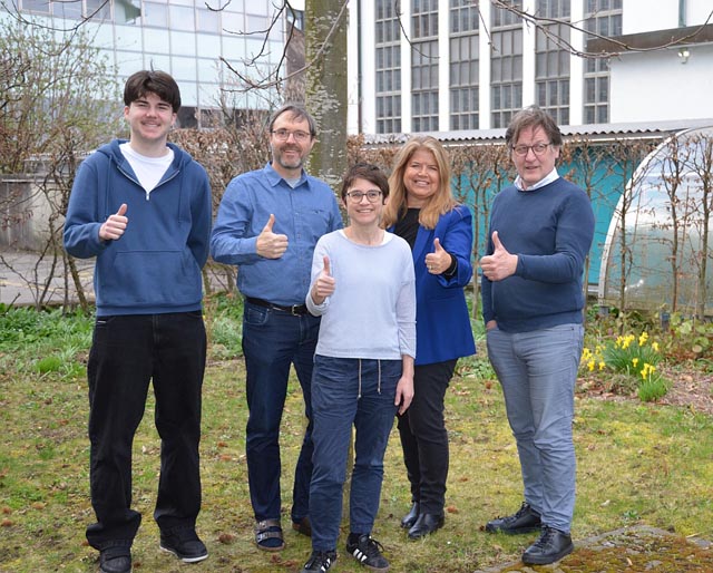 Das Umweltteam der Römisch-Katholischen Kirche im Aargau freut sich über die Rezertifizierung mit dem Umwelt-Label «Grüner Güggel», dem kirchlichen Umweltmanagementsystem. Dazu gehören Elia Mazzei, KV-Lernender, Urs Bisang, Leiter Fachstelle Jugend und junge Erwachsene, Annegret Hauri, Finanzen, Jeannette Häsler Daffré, Kommunikationsbeauftragte und Umweltberater Alois Metz, Fachstelle Bildung und Propstei (vlnr). Foto: zVg