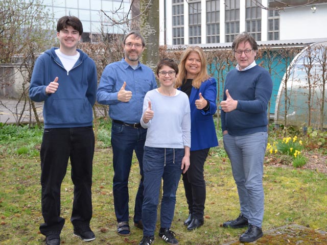Das Umweltteam der Römisch-Katholischen Kirche im Aargau freut sich über die Rezertifizierung mit dem Umwelt-Label «Grüner Güggel», dem kirchlichen Umweltmanagementsystem. Dazu gehören Elia Mazzei, KV-Lernender, Urs Bisang, Leiter Fachstelle Jugend und junge Erwachsene, Annegret Hauri, Finanzen, Jeannette Häsler Daffré, Kommunikationsbeauftragte und Umweltberater Alois Metz, Fachstelle Bildung und Propstei (von links). Foto: zVg