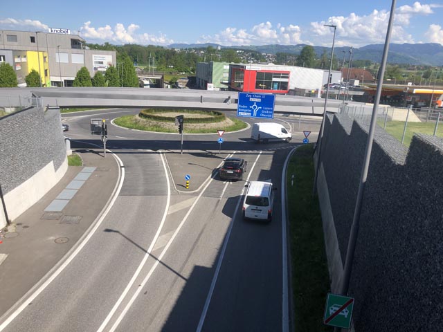 Die Südwestumfahrung Sins wurde im September 2021 in Betrieb genommen. Der Kanton hat nun Verkehrszahlen vor und nach dem Bau ausgewertet. Foto: Copyright Kanton Aargau