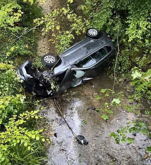 Kilchberg BL: Personenwagen landet in Bachbett – eine Person verletzt