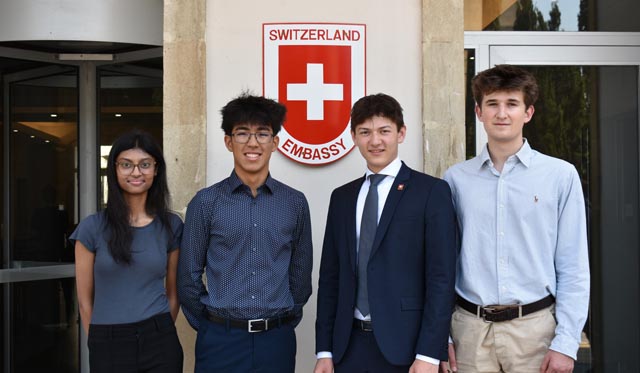 Zaina Rahman, Elihu Bao, Maximilian Thiersch und Myles Willeke besuchen die Schweizer Botschaft in Baku. Foto: Schweizer Wirtschafts-Olympiade
