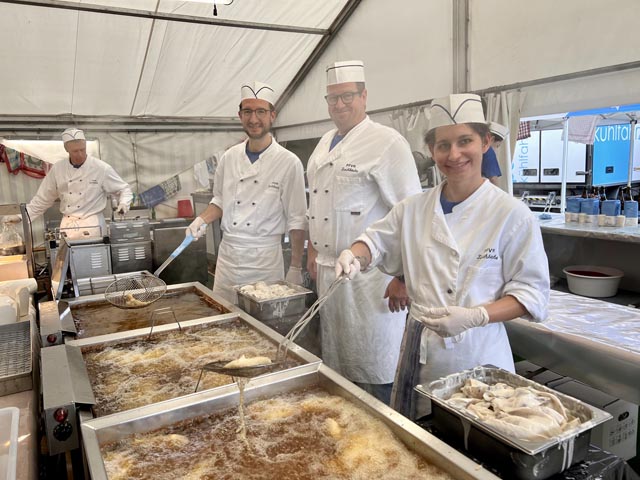 Die Küchencrew bereitet Zanderfilets im Bierteig und Pommes frites zu. Foto: Simon De Bona