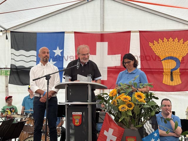 Gemeindeammann Markus Fäs (Mitte) mit den beiden Festrednern Susan Wiekert, Hebamme aus Möhlin, und Yasin Alemdar, Co-Geschäftsleiter des Wohn- und Pflegezentrums Stadelbach. Foto: Lilia Staiger