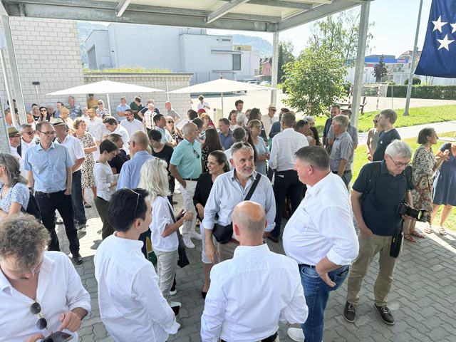 Illustre Gästeschar anlässlich der Eröffnung. Foto: Sonja Fasler