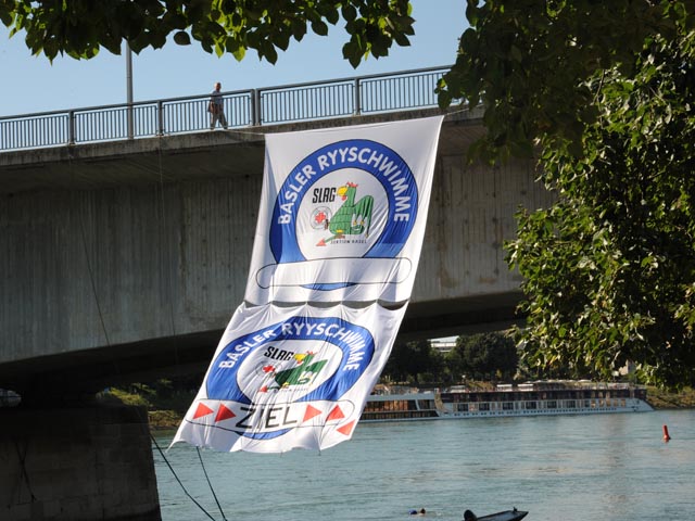 n der Johanniterbrücke wird mit Fahnen der SLRG auf den Zielbereich hingewiesen. Foto: zVg