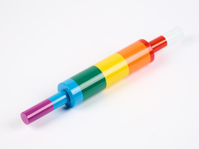 Cosima von Bonin, Colour Wheel, 2007, Nudelholz aus Stahl mit Polypropylen-Griffen, regenbogenfarbig emailliert Ed. 45/XX; Foto: © Saša Fuis Fotografie, Köln; Privatsammlung Dr. Jacqueline Burckhardt, Zürich