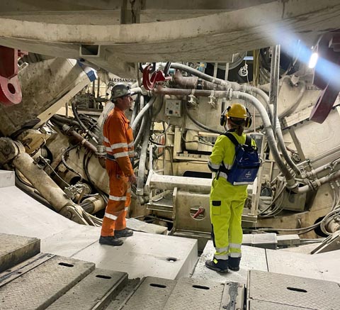  Vor der gigantischen Tunnelbohrmaschine «Alessandra», die sich täglich bis zu 20 Meter durchs harte Gotthard-Gestein fräst. Foto: Nicole Hübner