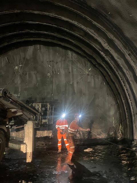 Die Sprengspezialisten bei der Arbeit. Foto: Sonja Fasler