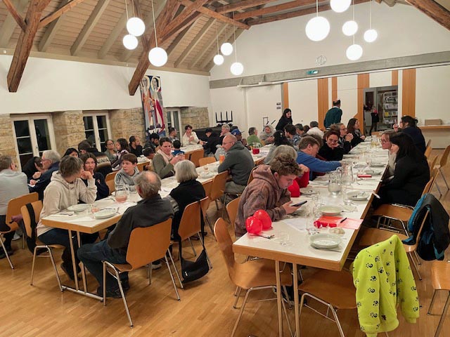 Kochen und gleichzeitig Deutsch lernen - das ist das Ziel von «Deutsch in der Küche». Foto: zVg  