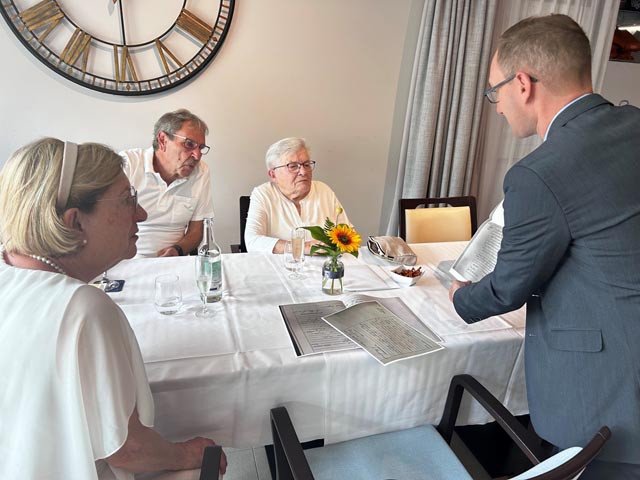 Irma Fürer darf die Glückwünsche von Stadtrat und Regierungsrat entgegennehmen. Foto: zVg