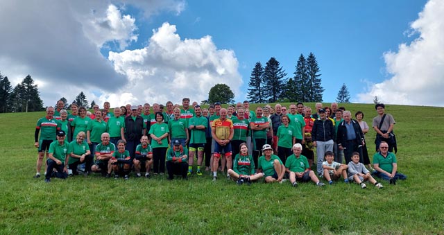Die ganze VCK-Familie beim Mittagshalt in Wehrhalden. Foto: zVg